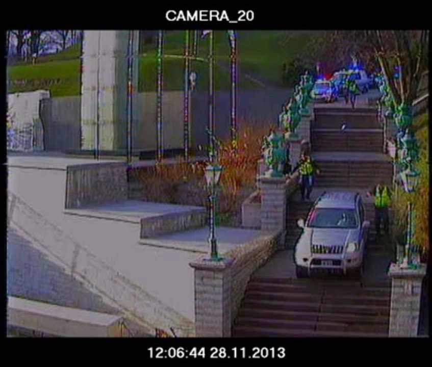 Un 4×4 descend des escaliers pour échapper à la police