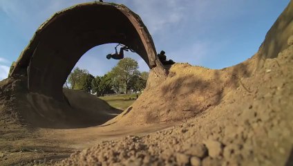 Скачать видео: Full Dirt Loop en BMX - Enorme trick par l rider de Red Bull