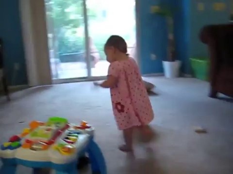 Trop marrant! Un bébé téléphone et parle ...