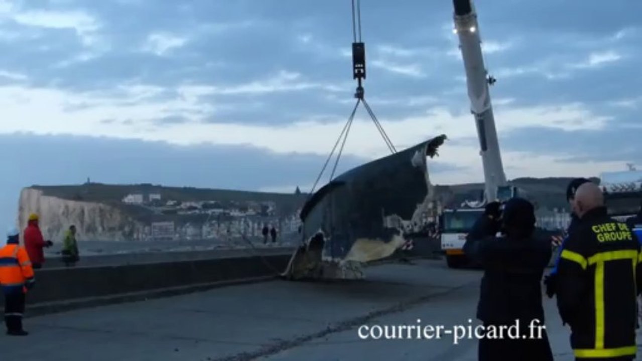 Ramassage de l'épave du "Baie des anges"
