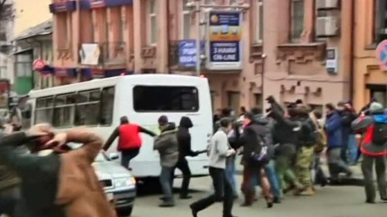 Protesters attack police bus during Ukraine demonstration