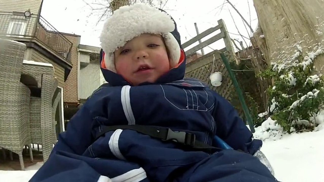 Charlotte en Luge dans le jardin
