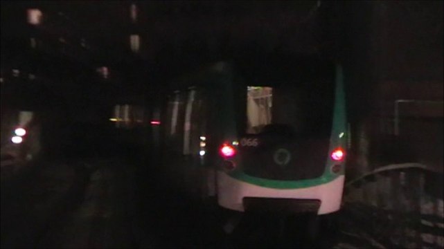 MF2000 : Départ de la station Gare d'Austerlitz sur la ligne 5 du métro parisien