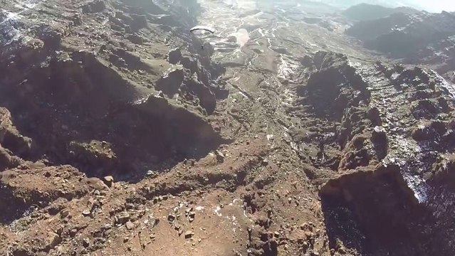 Wingsuit vole à côté d'un parachutiste