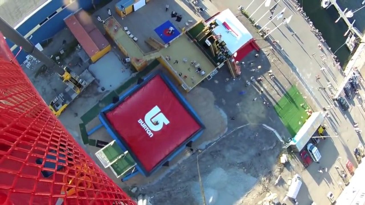 Sauter de 50 mètres de haut sur un matelas gonflable