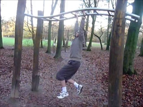 GCCSS le Destructmanoïde ce champion se soulève et se balance sur des barres dans le parcours santé du Bois de la Cambre!!