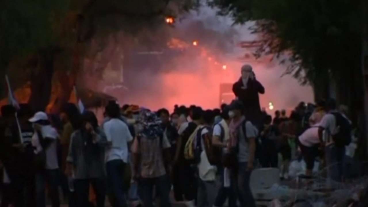 Thai protesters keep up pressure on government