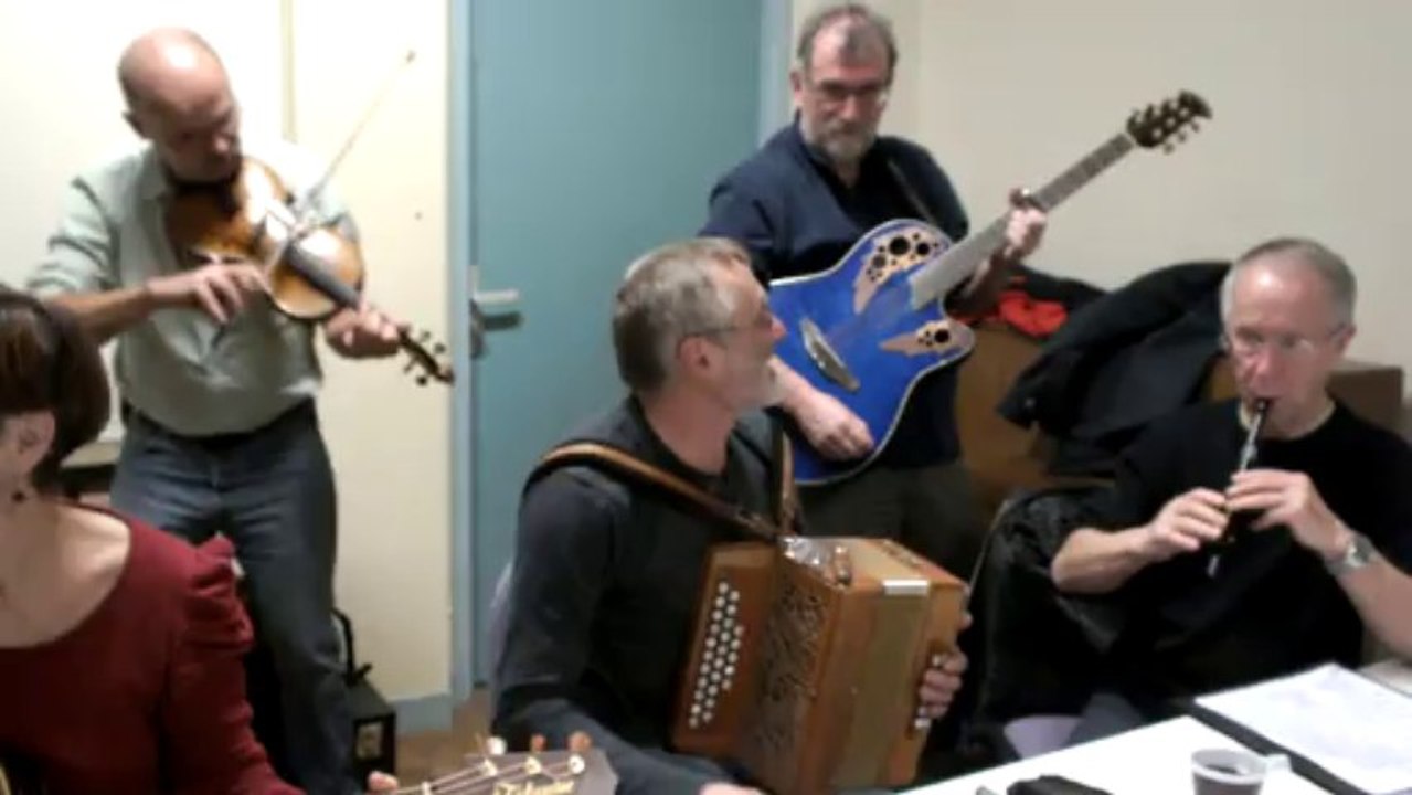 Les musiciens entraînent les danseurs