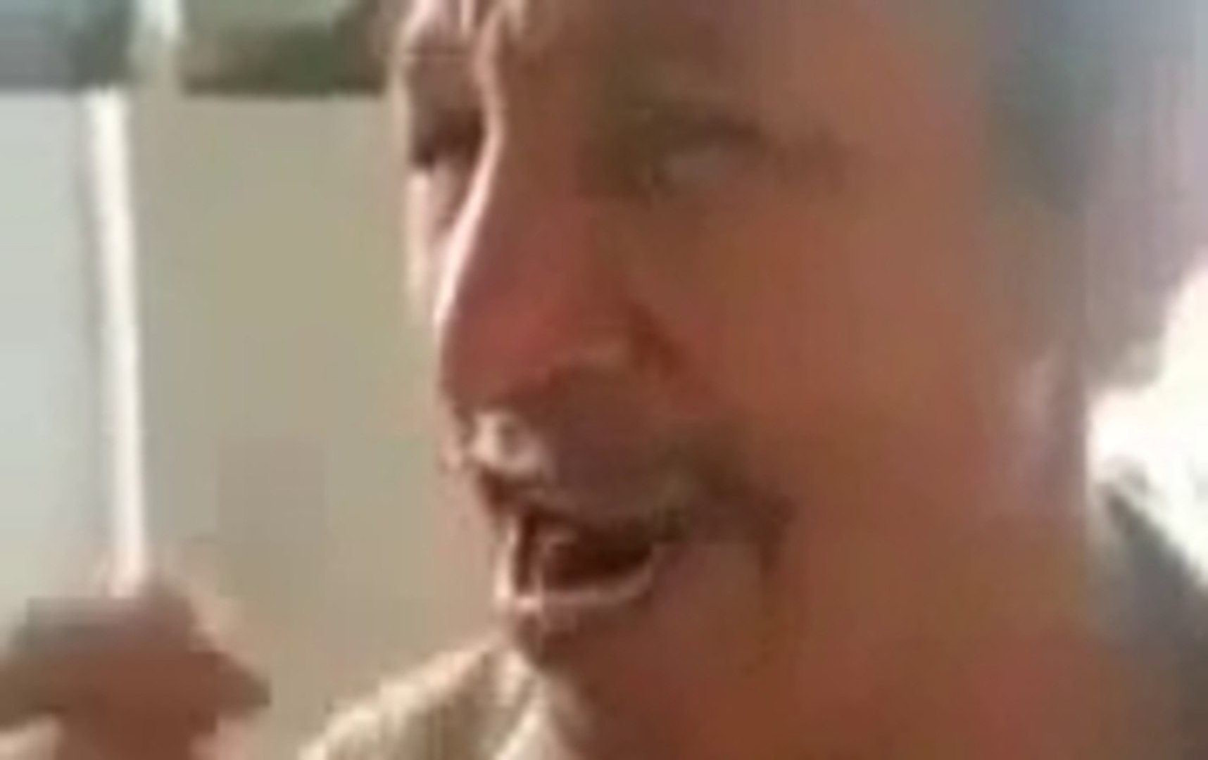 Un Homme Pleure Et Rigole Comme Un Bebe Video Dailymotion