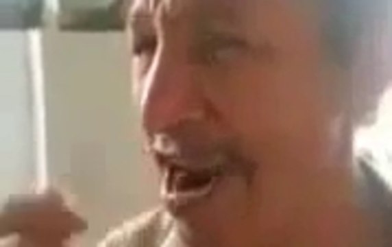 Un homme pleure et rigole comme un bébé