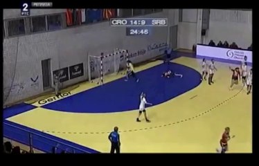 But dans le dos Kristina Liscevic / Handball Serbie-Croatie
