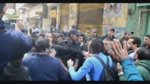 شاهد بالفيديو..بداية الاشتباكات بين الأمن والنشطاء أمام محكمة عابدين