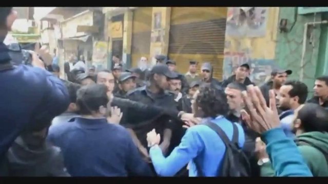 شاهد بالفيديو..بداية الاشتباكات بين الأمن والنشطاء أمام محكمة عابدين