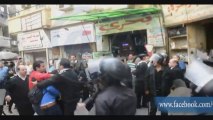 شاهد..اشتباكات الأمن مع المتضامنين مع أحمد ماهر أمام محكمة عابدين أثناء تسليمه نفسه