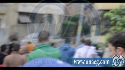 رجال الأمن يحمون سيدة مؤيدة للمعزول من مؤيدي السيسي بمحيط قصرالقبة