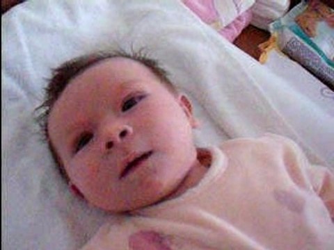 Sourire sur la table à langer suite