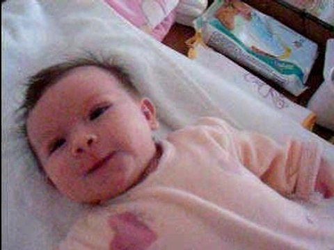 Sourire sur la table à langer fin