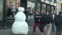 Bonhomme de neige vivant qui fait peur - caméra cachée à Boston!