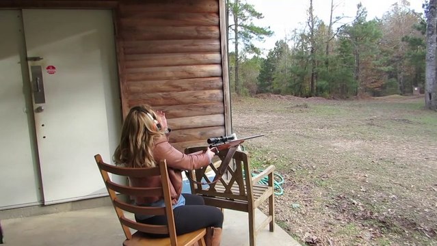 Dumb girl shooting with rifle and FAILS : eyebrow exploded!