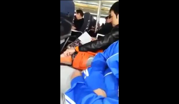 Une femme mange la peau morte de ses pieds