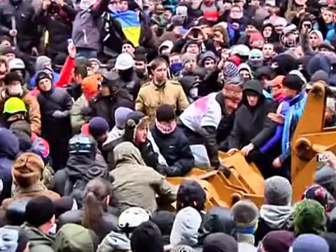 Сотни тысяч людей вышли на протест в центр Киева