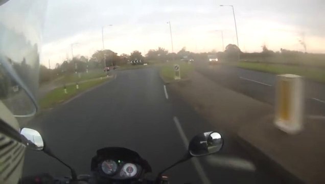 Grosse chute d'un motard - 4 automobilistes viennent l'aider.