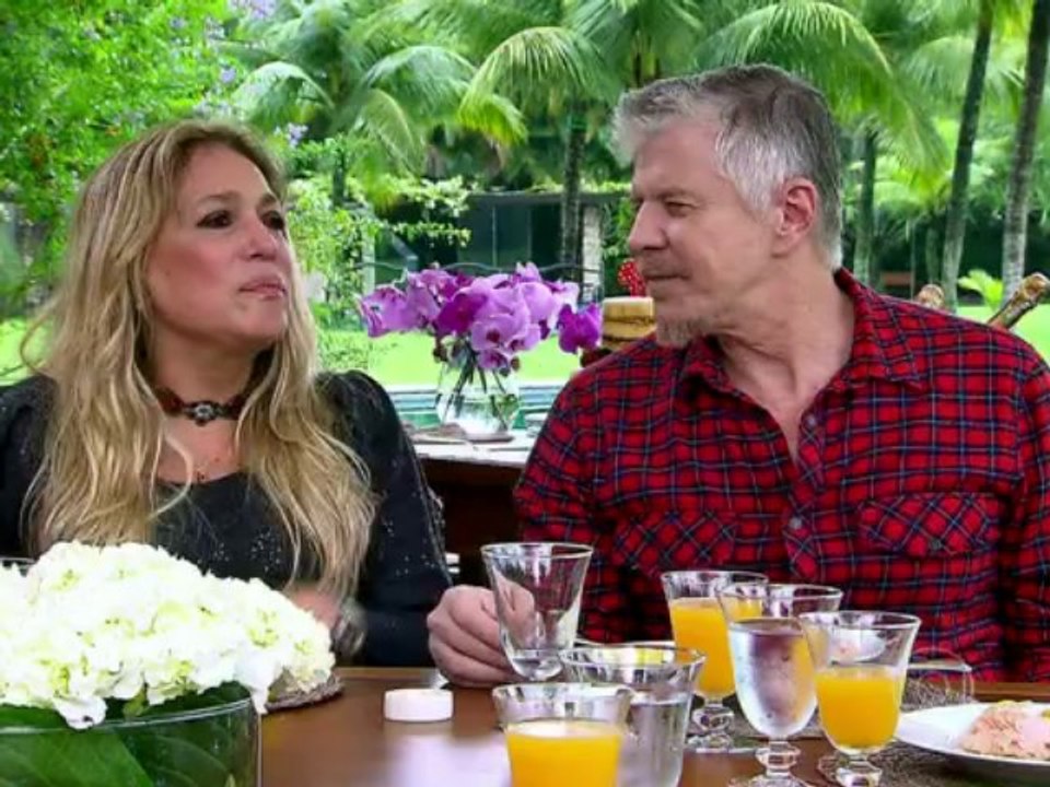 Parabéns! Miguel, Fernanda e Susana brindam saúde de Angélica