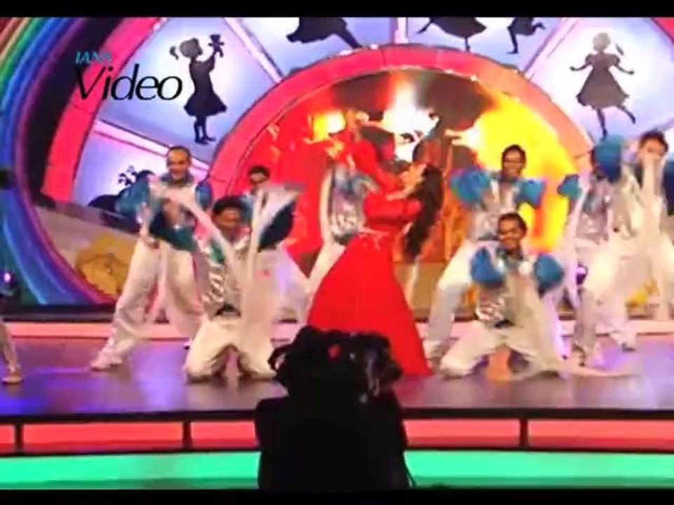 Karisma performs in hot red