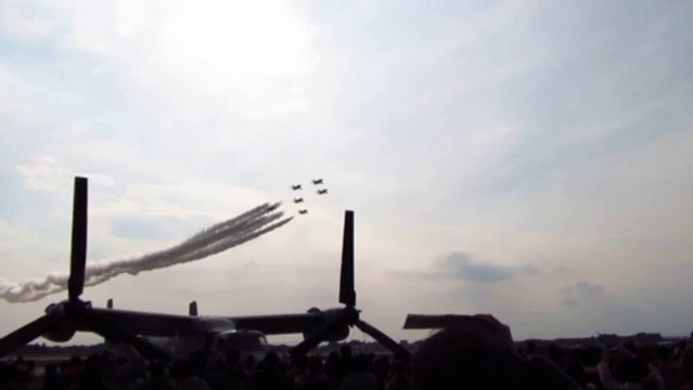 オスプレイの上を飛ぶブルーインパルス