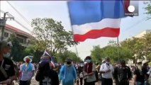 Thailand: clashes continue in Bangkok as protesters try to storm government buildings