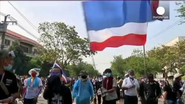 Thailand: clashes continue in Bangkok as protesters try to storm government buildings