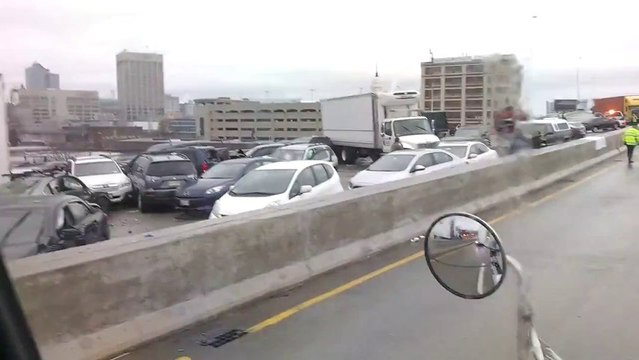 Impressionnante collision entre 65 voitures à Worcester