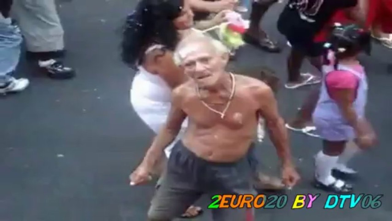 Un papy Russe se prend pour un DJ .