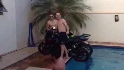 Faire de Burn en moto dans une piscine!
