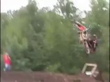 Entrainement en FMX - Motocross : il se prend la moto sur la tête en tentant un backflip. Dur!