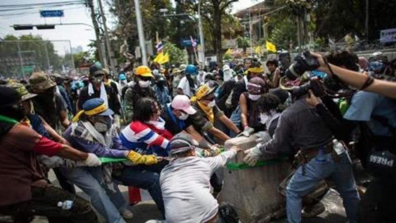 Thailand PM calls for talks
