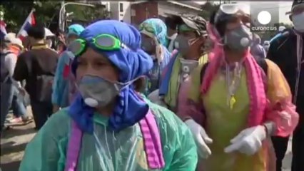 Manifestantes entran en la sede de la Policía y Casa del Gobierno en Bangkok
