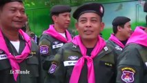 Thaïlande : les manifestants offrent des fleurs aux policiers