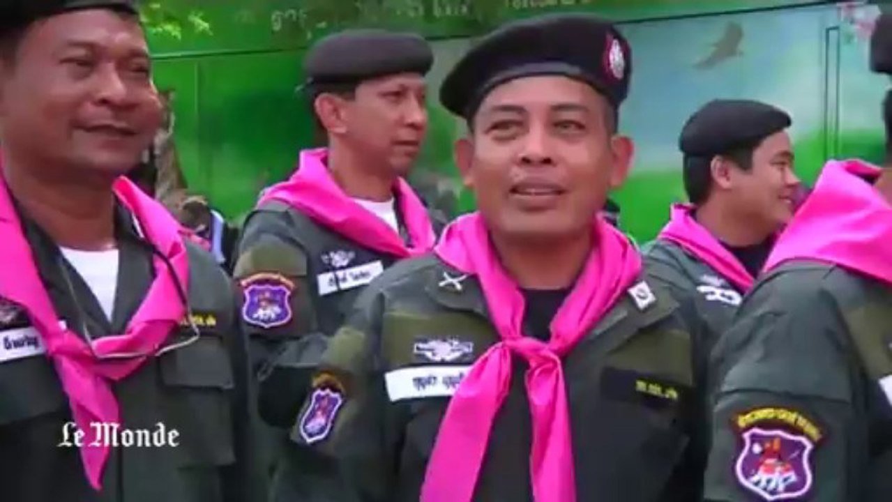 Thaïlande : les manifestants offrent des fleurs aux policiers