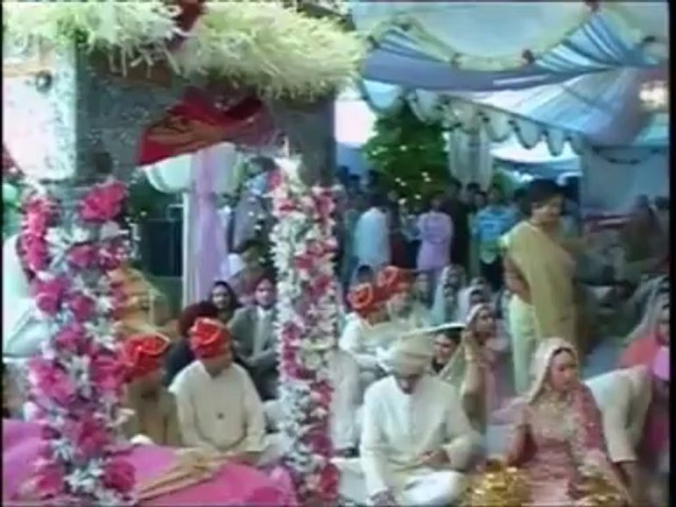 Leaked wedding Video of Karishma kapoor - ooybazaajaa.com