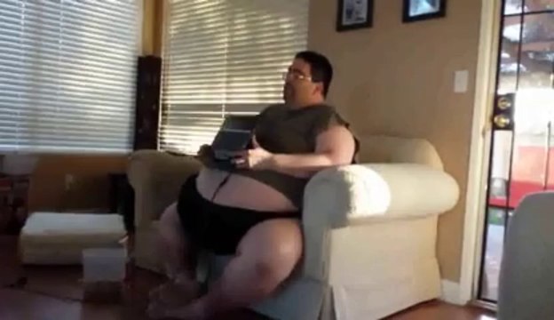 A fat guy destroys his computer falling asleep... So funny!!!