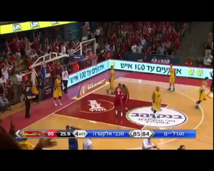 Τρίποντο με ασίστ από... τον διαιτητή