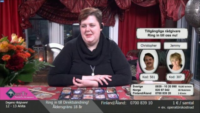 Johanna gäspar, dricker vatten och skrattar åt ekonomiska problem