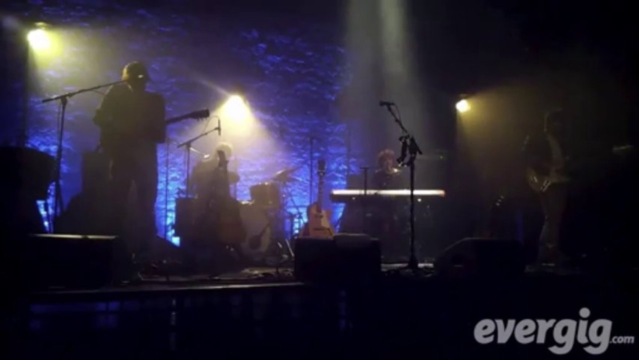 Elisa Jo "Vultures" - Café de la danse - Concer...