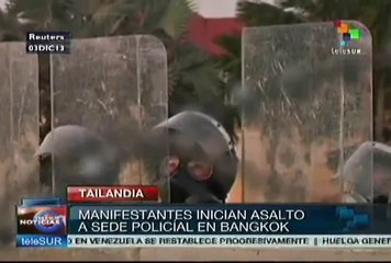 Manifestantes inician asalto a sede policial en Bangkok