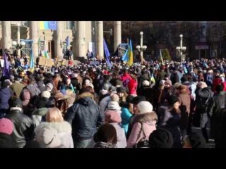 Video herunterladen: Thousands Gather in European Square in Ternopil