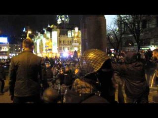 Protesters try to topple Kiev's Lenin monument
