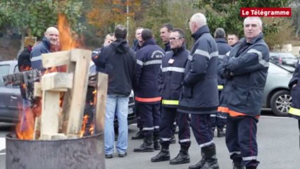 Download Video: Quimper. 120 pompiers manifestent pour des créations d'emplois