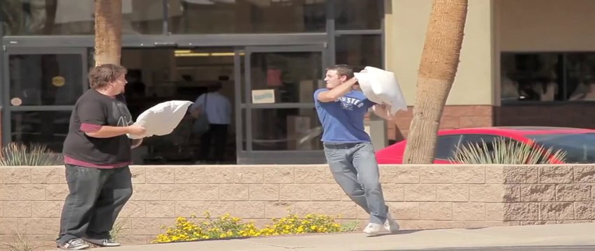 Faire une combat d'oreiller dans la rue avec un inconnu