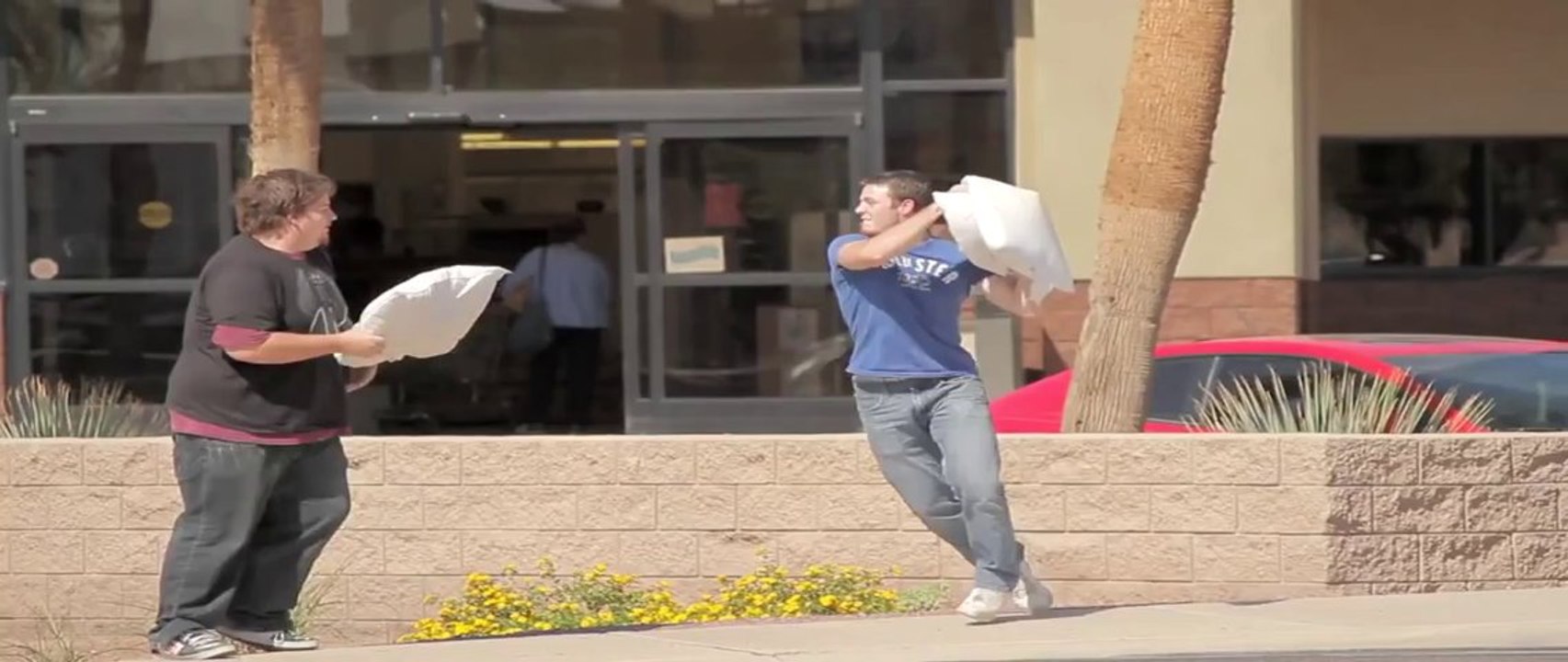 Faire une combat d'oreiller dans la rue avec un inconnu